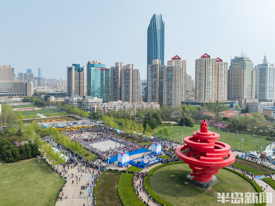 海军70周年阅舰式在五四广场的壮丽展现，海军70周年阅舰式壮丽展现五四广场盛况空前