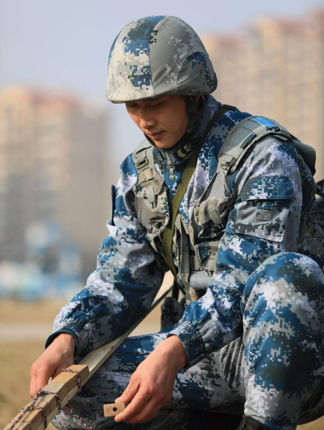 空降兵迷彩服，荣耀的象征与力量的展现，空降兵迷彩服，荣耀与力量的标志