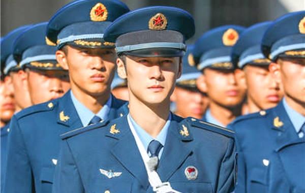 中国空军图片中的男性形象，英勇无畏，壮志凌云，中国空军图片展现英勇无畏男性形象，壮志凌云翱翔天际