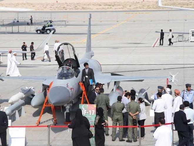 歼-10枭龙对战F-15，空中霸主之争，歼-10与枭龙对决F-15，空中霸主之战