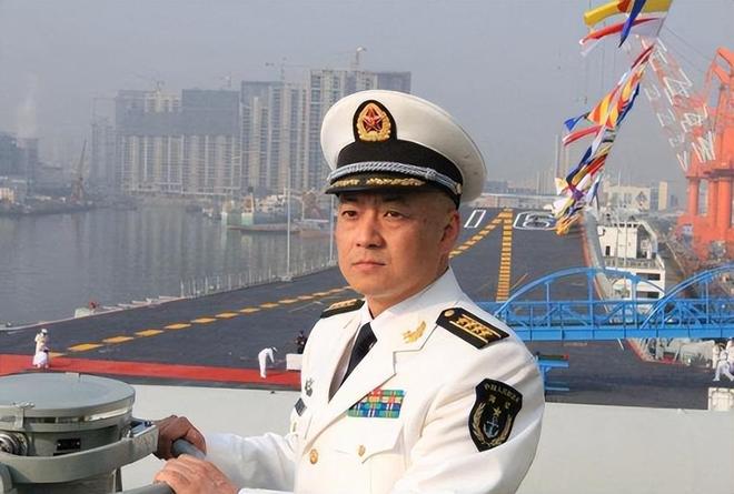 辽宁舰原舰长张峥，海军英雄的荣耀与担当，海军英雄张峥，辽宁舰舰长的荣耀与担当