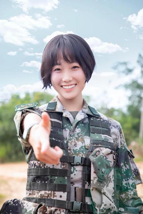 中国女兵帅气图片短发，展现新时代巾帼英雄的风采，新时代巾帼英雄风采，中国女兵帅气短发图片展