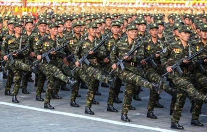 阅兵方阵里士兵们一个个全副武装，英勇无畏的力量展示，阅兵方阵士兵全副武装，力量展示英勇无畏