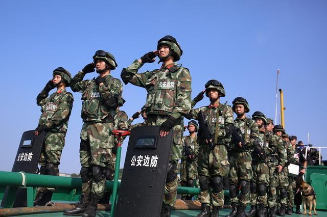 公安边防武警图片，展现英勇无畏与忠诚坚守的形象，公安边防武警英勇无畏形象展示图片，忠诚坚守的边疆卫士风采