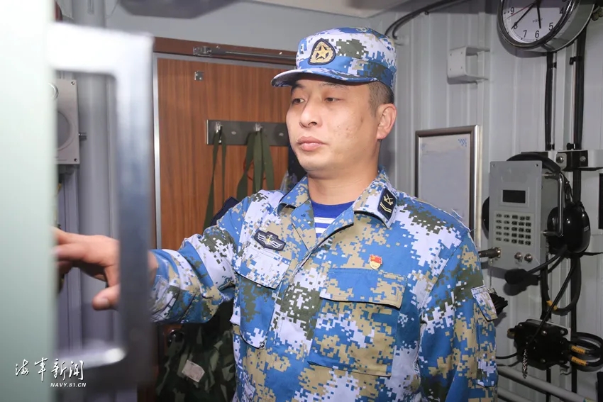 鄂州舰舰长，英勇领航，守护海洋的勇士，鄂州舰舰长，英勇领航的海洋守护勇士