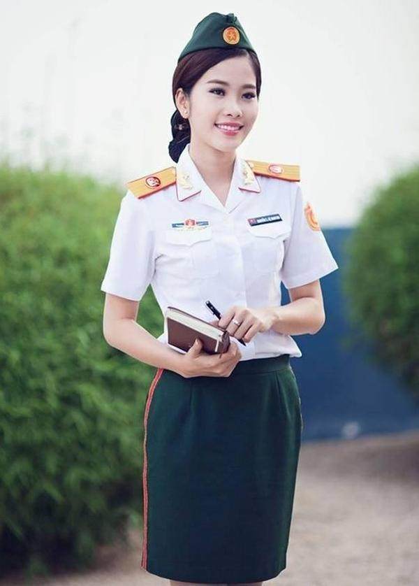 中国女兵，时尚与力量的完美结合——长筒鞋、短裙与美女，中国女兵，时尚与力量的碰撞——长筒鞋、短裙展现靓丽风采