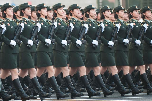 女兵方队阅兵图片，展现新时代巾帼英雄的风采，新时代巾帼英雄，女兵方队阅兵风采展示图片