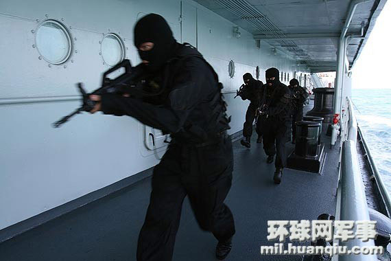 中国海军的英勇行动，消灭海盗，维护海上安全，中国海军英勇行动，消灭海盗，保障海上安全