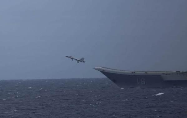 歼-15战斗机首次成功着舰，中国海军航空兵力量再添辉煌一笔，歼-15战斗机成功着舰，海军航空兵力量再添新篇章