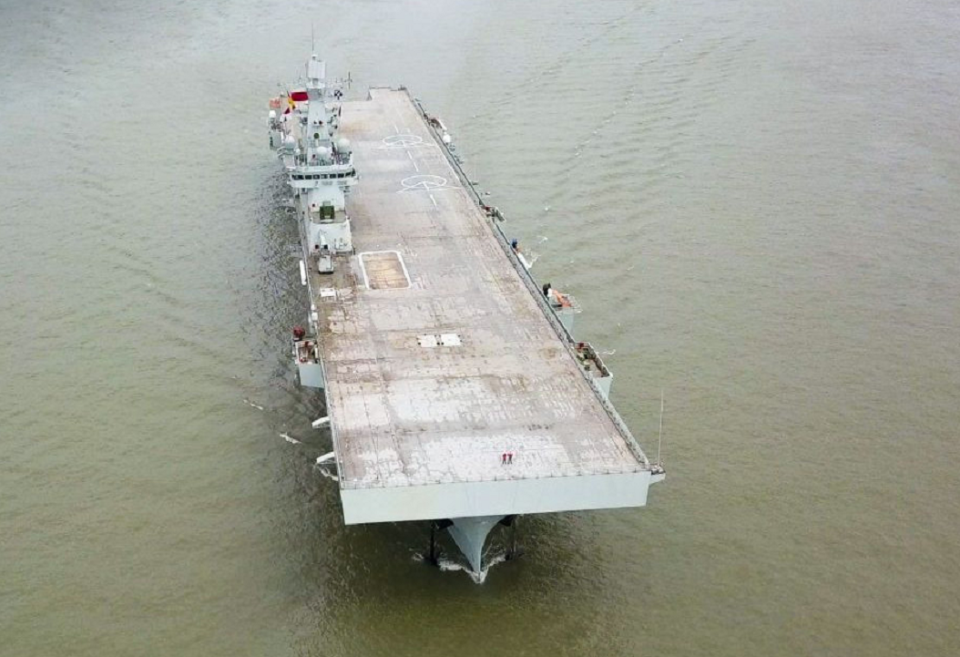 中国海军新篇章，075型两栖攻击舰首舰服役，中国海军新篇章，首艘075型两栖攻击舰正式服役