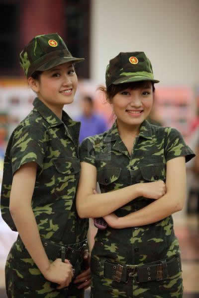 越南女兵与中国男兵的交融，跨越国界的友谊与合作，越南女兵与中国男兵的友谊与合作，跨越国界的交融
