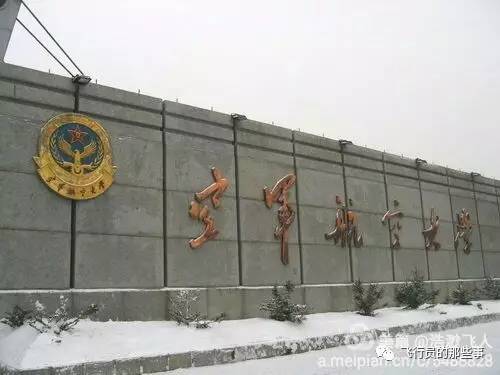 中国人民解放军空军第一航空学院，培养精英，砥砺蓝天之剑，中国人民解放军空军第一航空学院，精英培育基地，蓝天之剑的砥砺之地