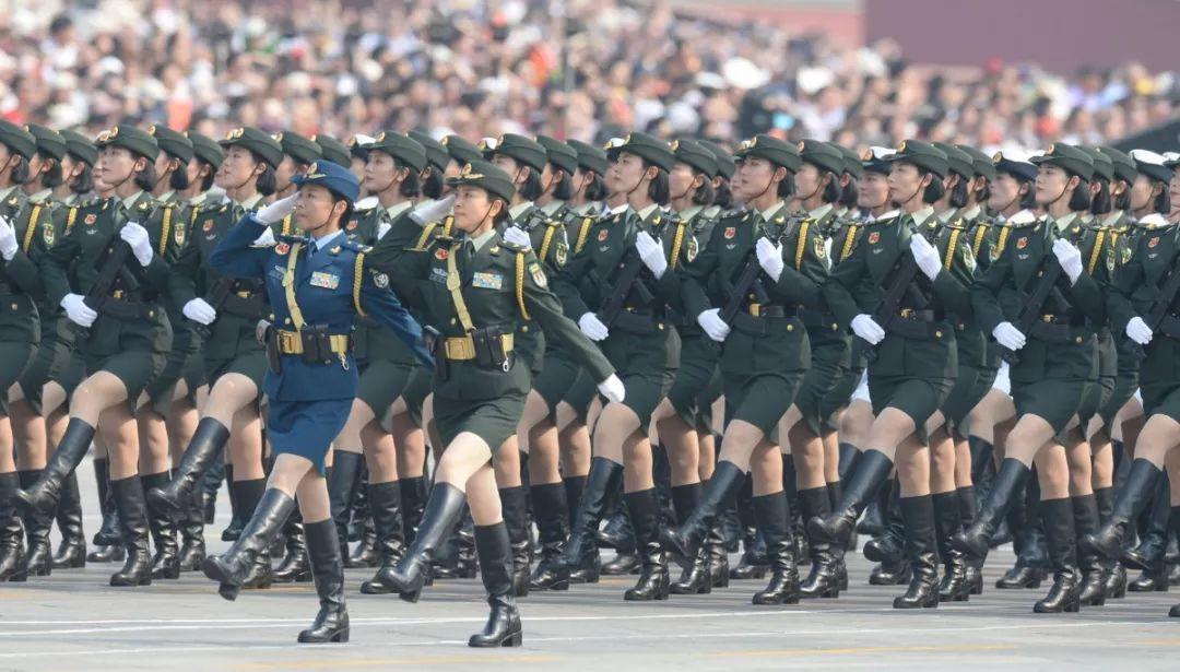 女兵方队，荣耀与力量的象征——由352名女兵组成的独特力量，女兵方队，荣耀与力量的独特展现——352名女兵组成的独特力量方阵