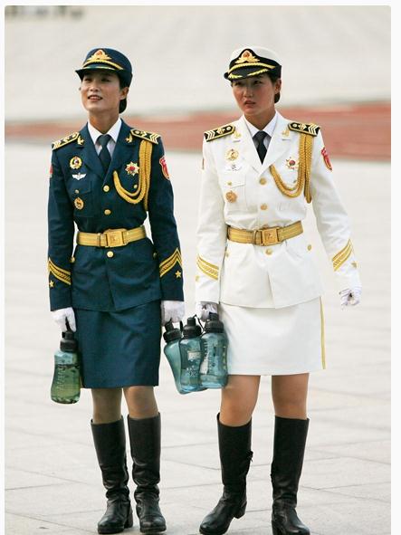现代女兵服装全套，时尚与功能的完美结合，现代女兵服装全套，时尚与功能完美融合的风采