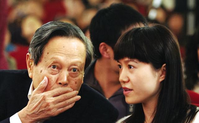 杨振宁与翁帆，时光流转中的情感与谣言的探讨，杨振宁与翁帆，时光中的情感与谣言交织的传奇故事