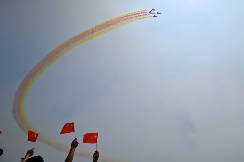 歼-10拉彩烟献礼国庆,翱翔天际的壮丽画卷,歼-10彩烟献礼国庆,翱翔天际的壮丽画卷