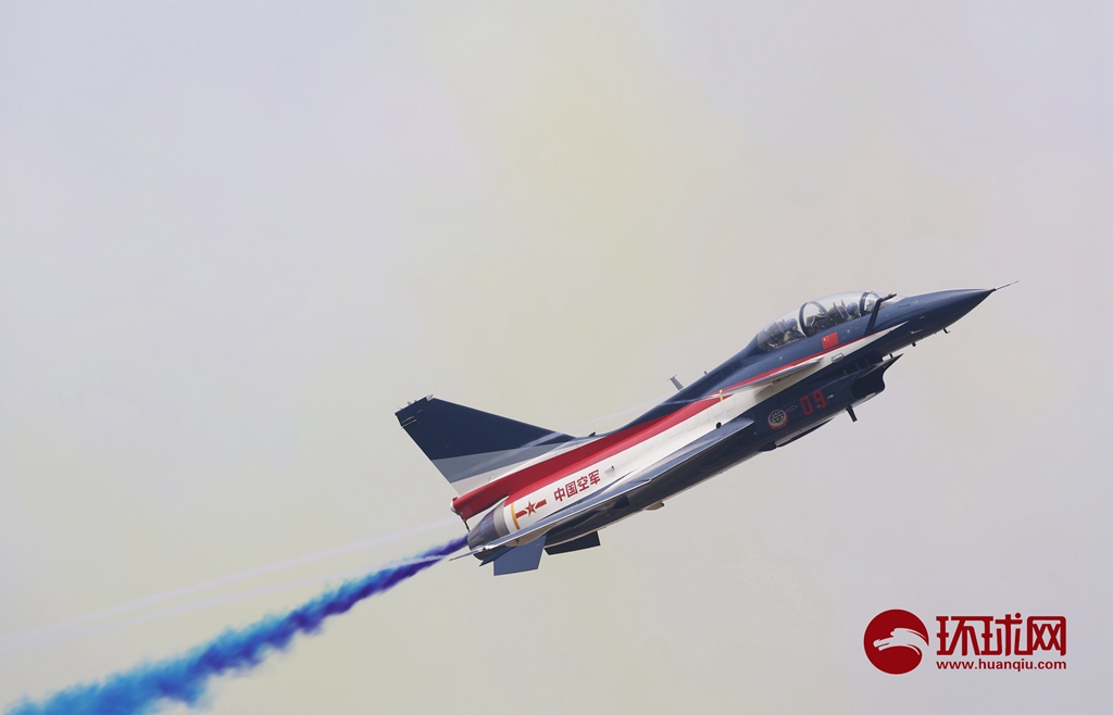 歼-10拉彩烟献礼国庆,翱翔天际的壮丽画卷,歼-10彩烟献礼国庆,翱翔天际的壮丽画卷