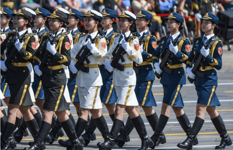 为什么对女兵要求很高，女兵的高标准要求的背后原因解析