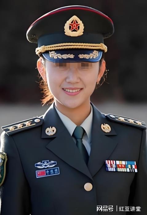 中国女兵军装常服照片，展现飒爽英姿与坚定信念，中国女兵常服照片，英姿飒爽，信念坚定