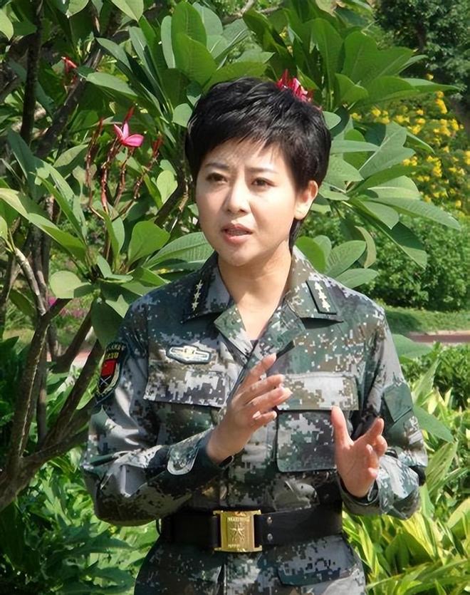 揭秘穿军装的女记者，一位时代女性的风采与担当，穿军装的女记者，时代女性的风采、担当与勇敢揭秘