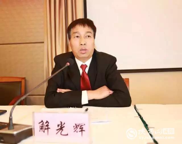 头条新闻是否等同于官方新闻，探究新闻来源与性质的深度解析，深度解析，头条新闻与官方新闻的区别及新闻来源与性质探究
