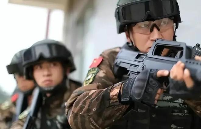 武警雪豹突击队训练真实视频，揭示特种部队的日常艰辛与战斗力，揭秘武警雪豹突击队的日常训练，特种部队的艰辛与挑战