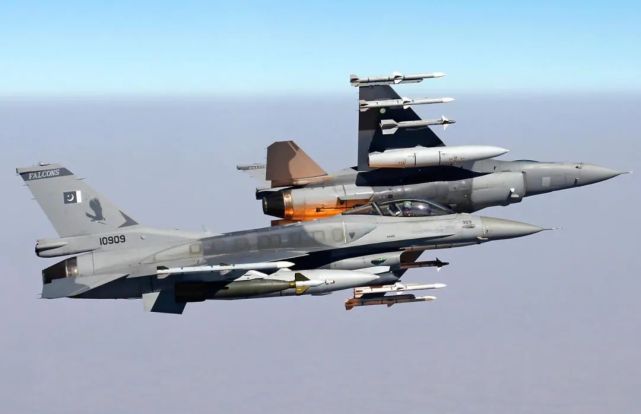 F-16战斗机服役年份探究，F-16战斗机服役年份深度解析