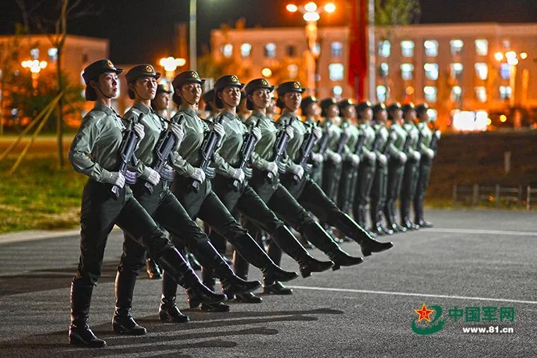 女兵方队阅兵