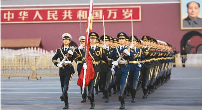 三军仪仗队升国旗图片，荣耀与尊严的象征，三军仪仗队升国旗瞬间，荣耀与尊严的永恒象征