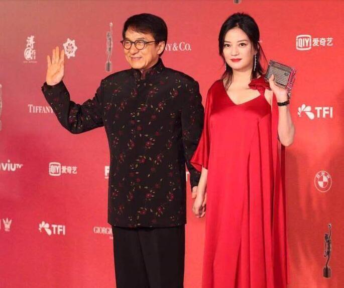 今晚香港9点35分，一场盛大的活动即将拉开帷幕。这是一个令人期待已久的日子，也是一个充满活力和激情的时刻。作为一个关注香港发展的人，我深感激动和兴奋，想要记录下这一刻的历史性瞬间。，香港盛大活动今晚9点35分启幕，历史性的时刻，激情与关注共襄盛举