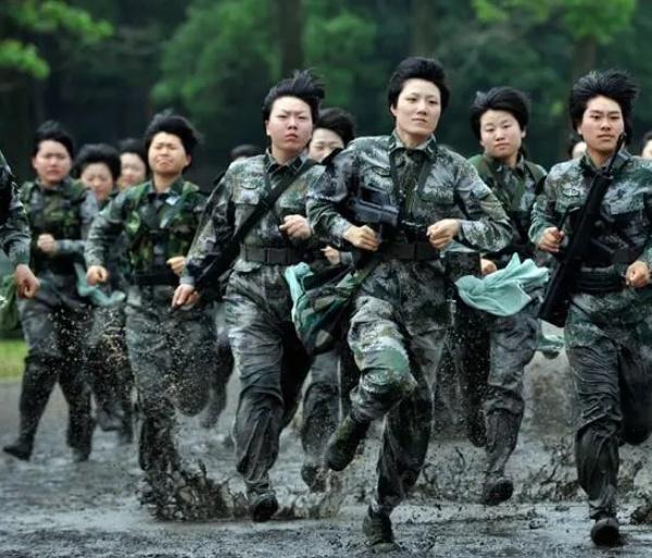 探索新时代军装，21式女兵作训服与男兵的区别，新时代军装探索，21式女兵作训服与男兵差异解析