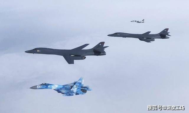 美空军两架轰炸机绕行南海一圈，国际视角下的战略意图与地区安全影响，美空军轰炸机绕行南海，战略意图与地区安全影响分析