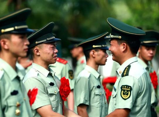 军官升不上去必须退伍吗，多重因素下的决策分析，军官晋升受阻是否必须退伍？多重因素下的决策探讨