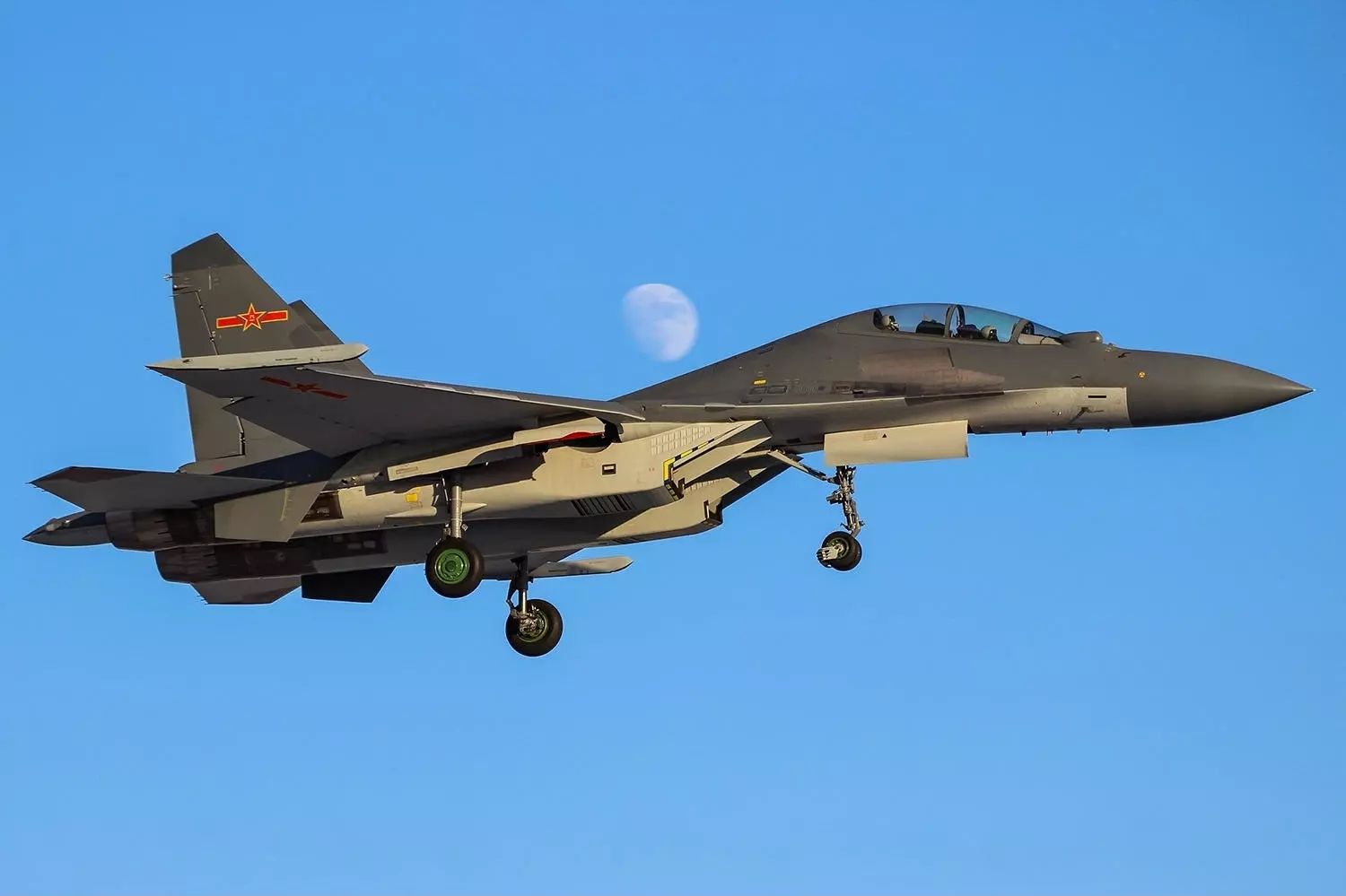 歼-16并非仅为空优，深入解析其多重角色与战略价值，深度解析，歼-16的多重角色与战略价值超越空优战机