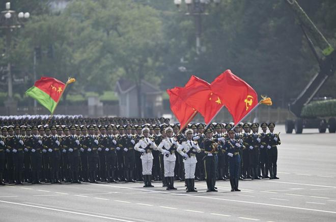 阅兵方队走过天安门，每一步都彰显国家力量，阅兵方队彰显国家力量，每一步走过天安门展现大国风采
