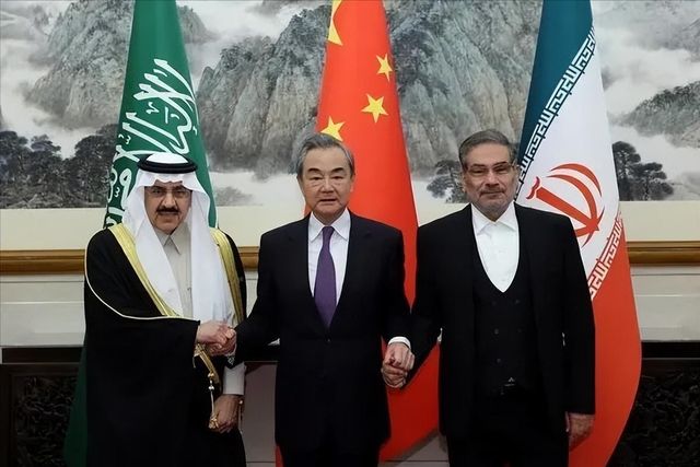 美乌总统激烈争吵，乌大使直掐眉心，透视国际关系的微妙变化，美乌总统激烈争吵背后的微妙国际关系透视，乌大使的眉间紧锁揭示深层矛盾
