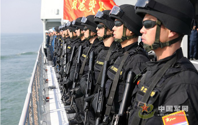 中国海军遭遇七十余艘海盗的挑战，英勇应对与全球安全合作，中国海军面对七十余艘海盗船挑战，英勇应对展现全球安全合作决心