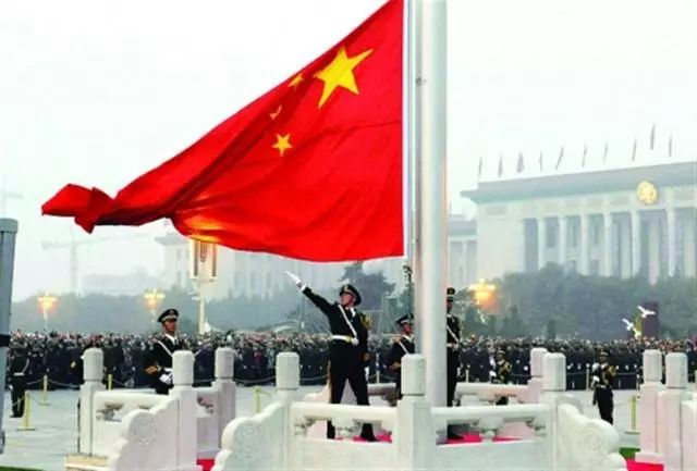 解放军接替武警升国旗，背后的深层原因与意义解读，解放军接替武警升国旗，深层原因与象征意义的解读