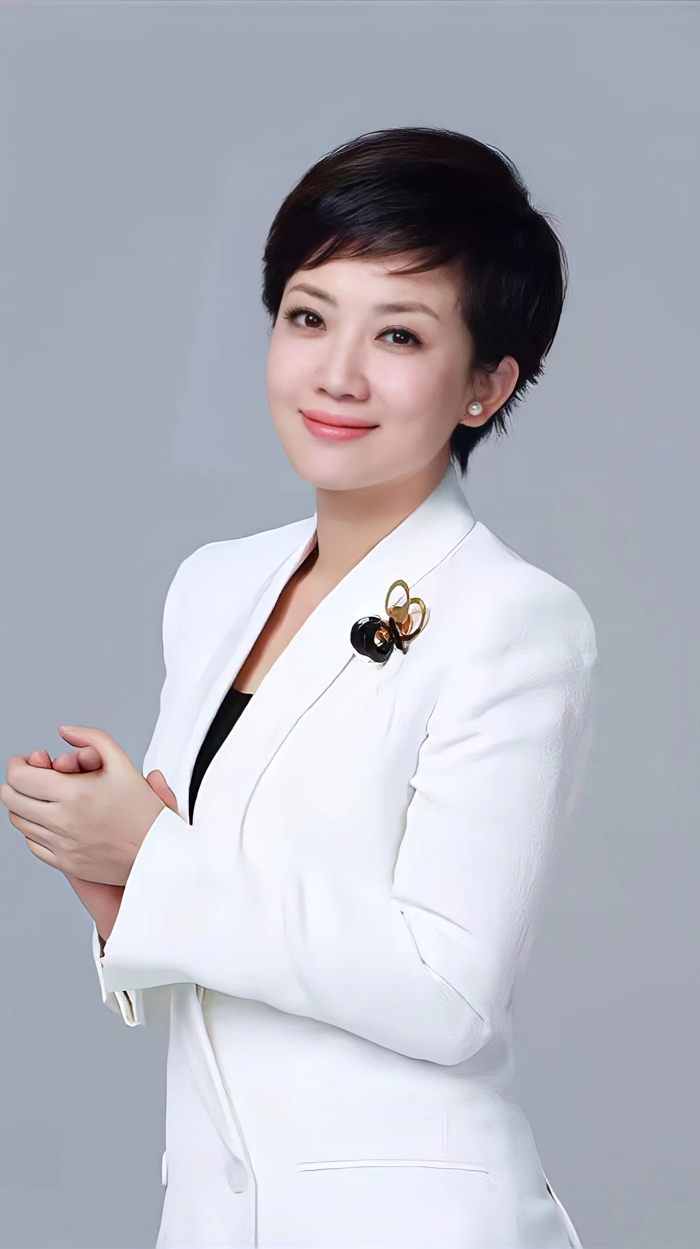 中央七套主持人照片，展现魅力与专业素养，中央七套主持人风采展示，魅力与专业并存的照片集
