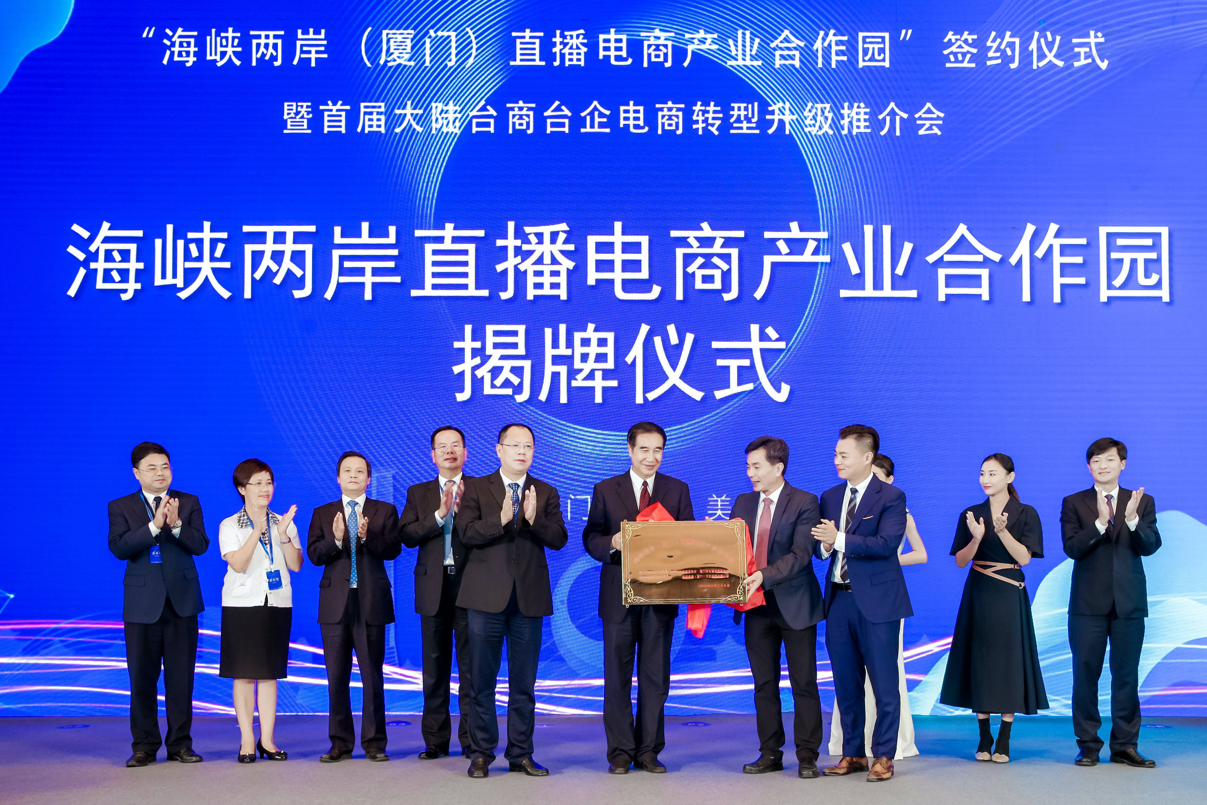 海峡两岸新闻主题，共创繁荣，共享发展，海峡两岸共创繁荣，共享发展，携手推进两岸新闻合作与发展新篇章