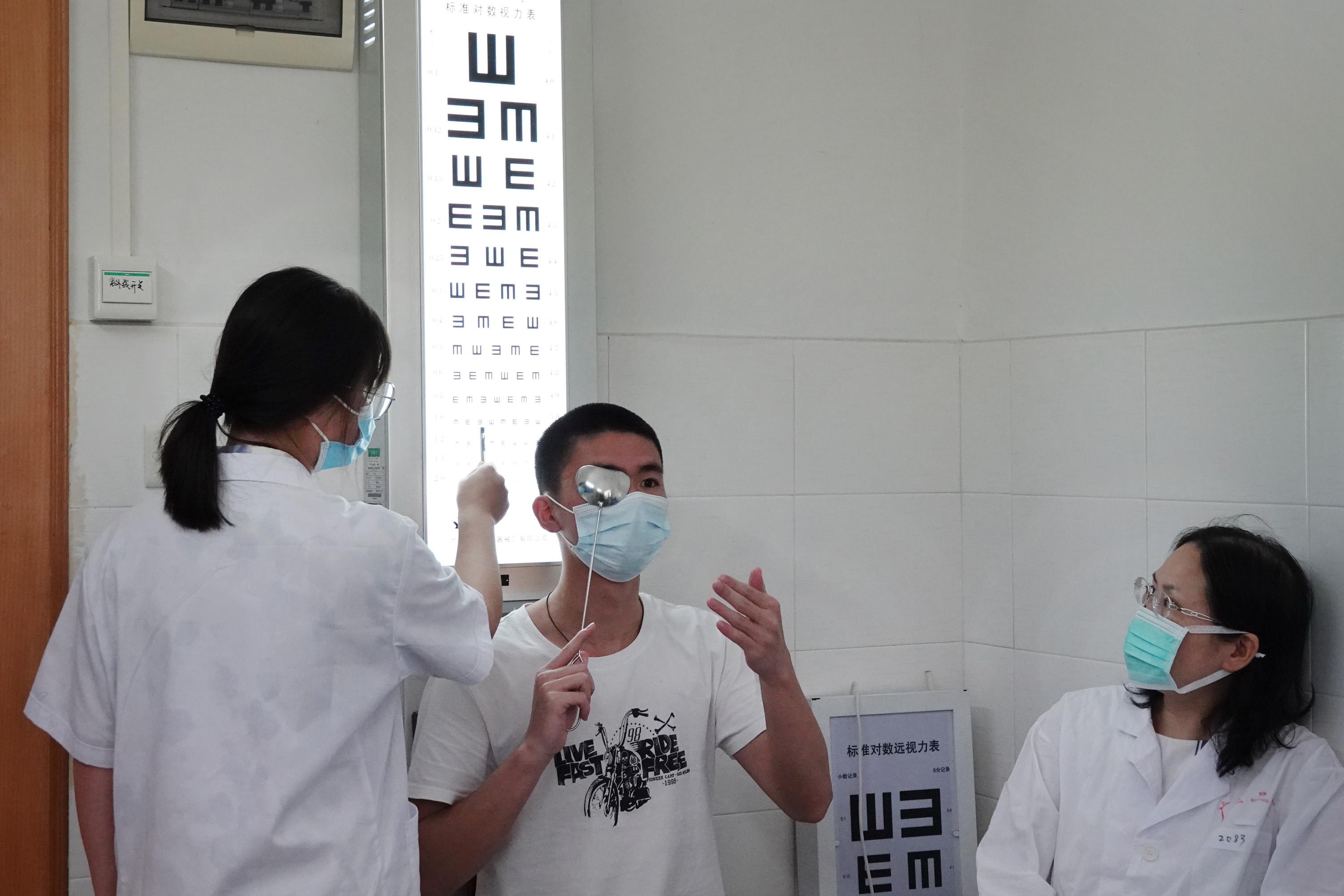 近视对参军体检的影响，探讨200度近视是否会导致当兵体检被刷下来，近视对参军体检的影响，近视度数是否影响入伍资格？探讨200度近视能否通过当兵体检