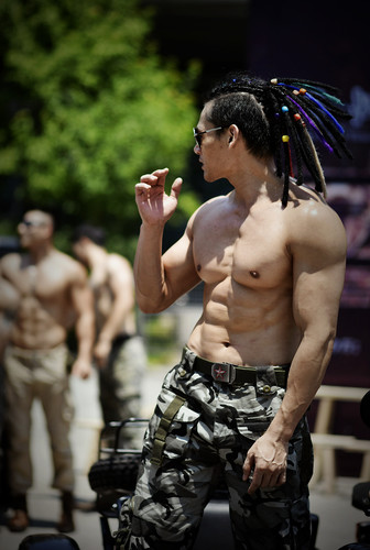 中国特种兵中的肌肉女战士，力量与柔美的完美结合，中国特种兵中的肌肉女战士，力量与柔美的极致融合