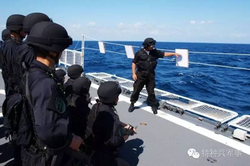 蛟龙突击队VS索马里海盗，正义与邪恶的较量，蛟龙突击队与索马里海盗，正义与邪恶的交锋