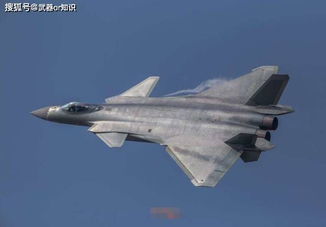 歼-20与F-22，空中霸主之争，谁更胜一筹？，歼-20与F-22，空中霸主之争揭秘，谁才是顶尖之选？