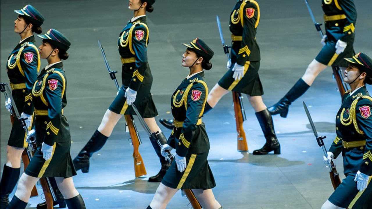中国女兵最漂亮的表演——英勇与柔美的完美融合,中国女兵的英勇柔美,完美融合的壮丽表演