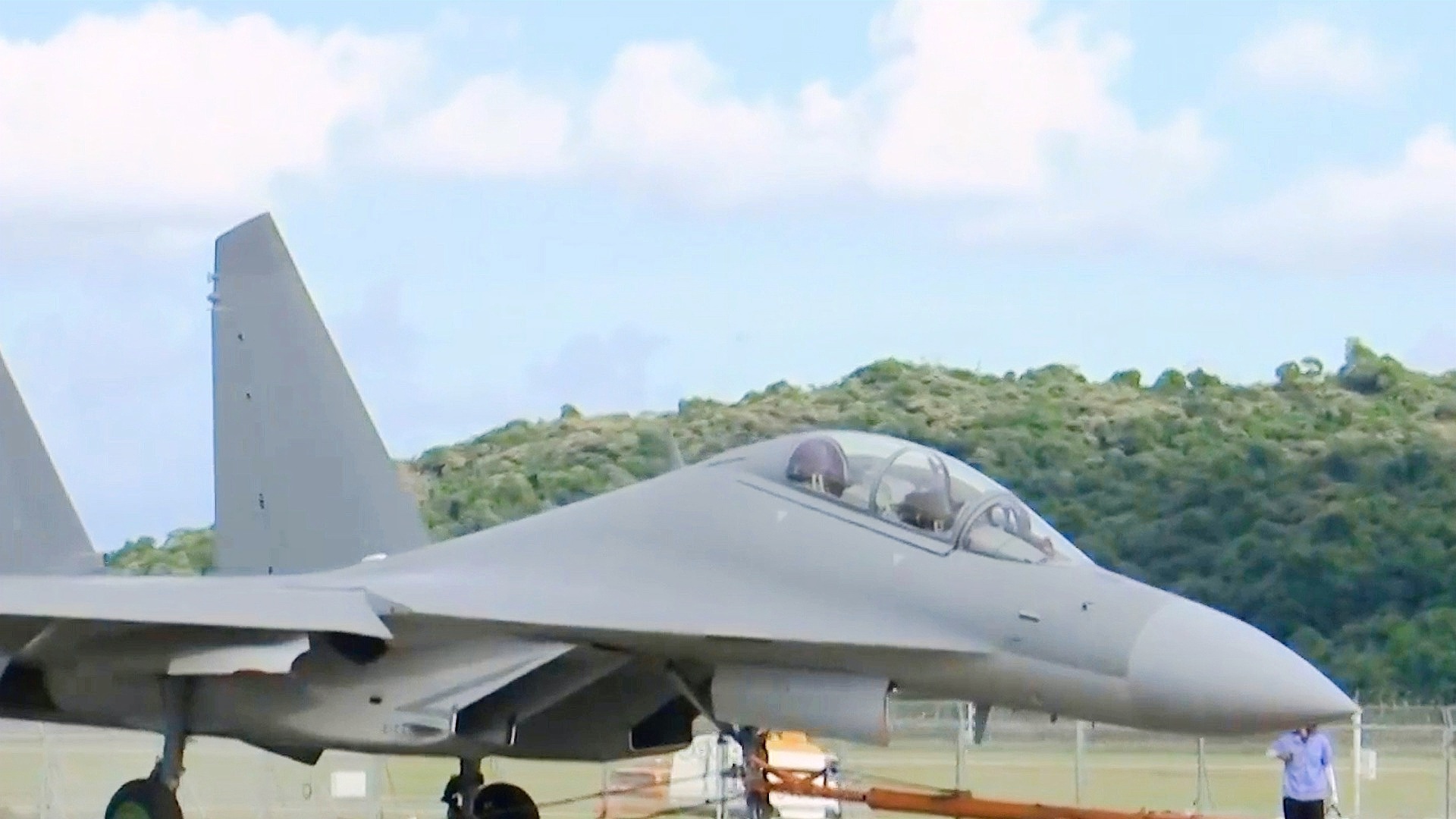 中国新型战斗机歼-16D的服役,揭示空中力量的崭新篇章,歼-16D服役揭示空中力量新篇章