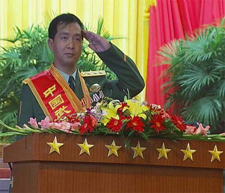 丁晓兵三十年前的英勇与伤痛，一张图片背后的故事，丁晓兵，英勇背后的伤痛与图片故事