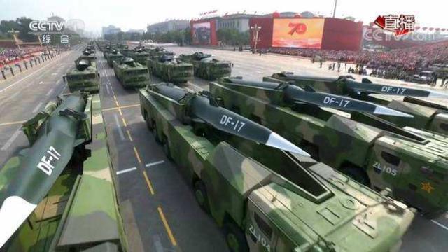 红旗飘扬，壮丽大阅兵——纪念2019年国庆大阅兵中的红旗十六型装备展示，红旗十六型装备展示闪耀国庆大阅兵，壮丽阅兵中的红旗飘扬