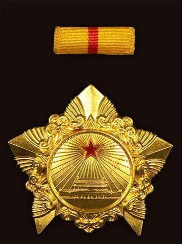 八一勋章与军长,荣誉与职务的对比解析,八一勋章与军长,荣誉与职务的对比解析探究