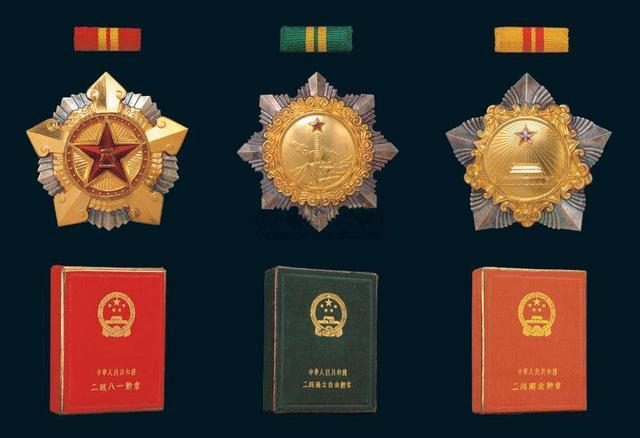 八一勋章与军长,荣誉与职务的对比解析,八一勋章与军长,荣誉与职务的对比解析探究